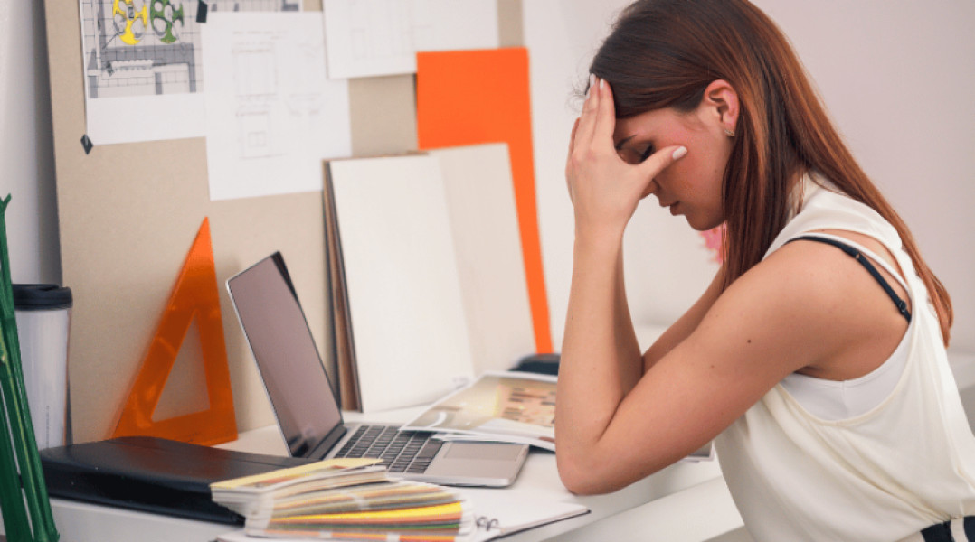 Burnout-ul, o problemă tot mai frecventă în rândul românilor, devine o preocupare majoră în ultimele ani, însă puțini recunosc simptomele și cauți sprijin specializat. Potrivit buzoienii.ro, această stare de epuizare profesională nu trebuie ignorată, fiind definită de Organizația Mondială a Sănătății ca un fenomen ocupațional, rezultat nu doar din stres prelungit, ci și din anumite particularități ale mediului socio-profesional din România.