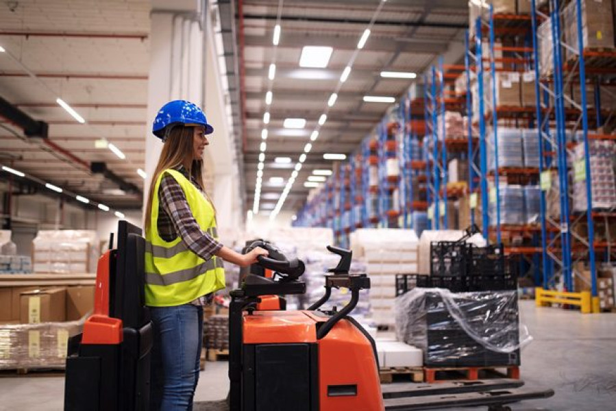 Motostivuitoarele electrice, esențiale pentru funcționarea optimă a industriei logistice