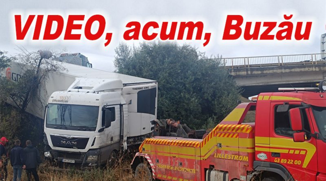 Tir căzut de pe pasarela Nehoiu, scos cu ajutorul a două macarale