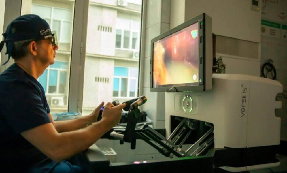 Medic buzoian realizează prima operație robotică Versius pentru hernie hiatală în România