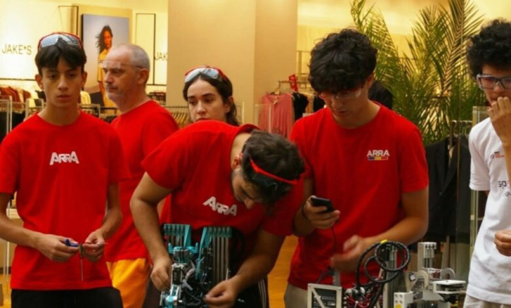 Elevii din Buzău pot crea roboți imaginari într-o competiție 3D inedită