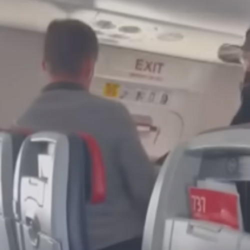 VIDEO: Pasager american încearcă să deschidă ușa avionului în timpul zborului, aeronava se întoarce în siguranță pe aeroportul din New Mexico