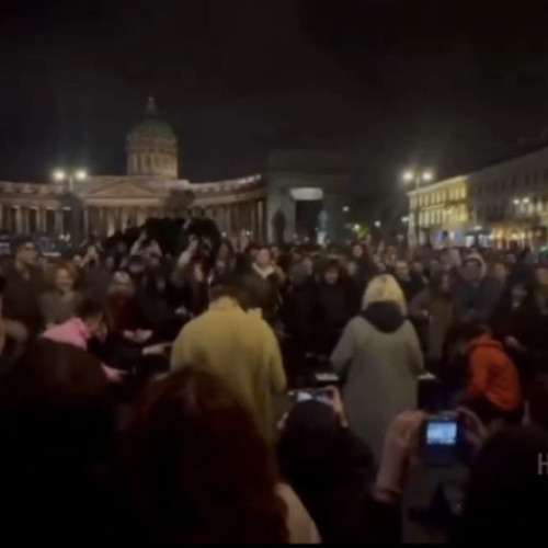 Tineri din Sankt Petersburg protestează cu muzică anti-război pe Nevski Prospect