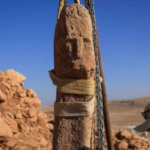 Descoperire unică în Turcia: stâlp neolitic cu chip uman sculptat