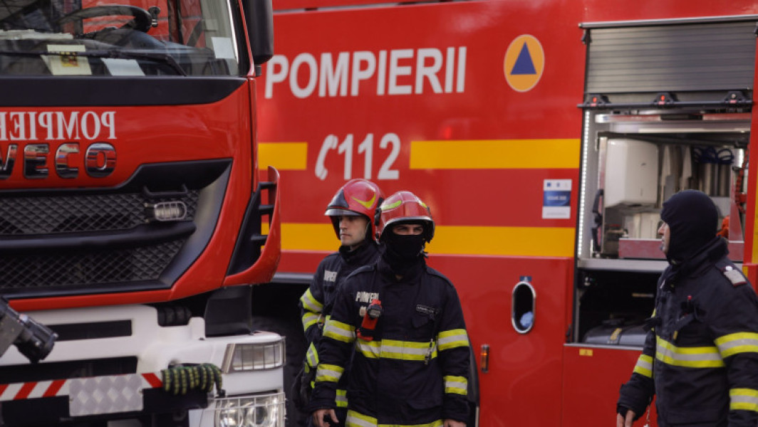 Explozie într-un bloc din Bistriţa: un bătrân de 77 de ani rănit și evacuați locatari