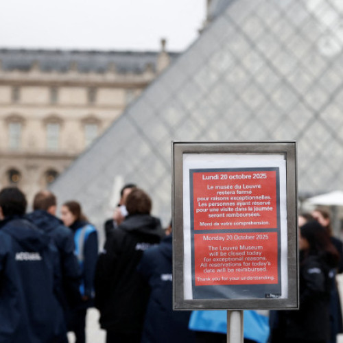 Jaf de proporții la Muzeul Luvru: bijuteriile coroanei Franței furate în plină zi