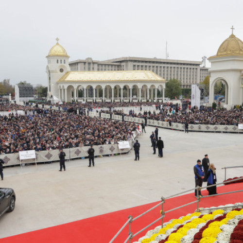 Mii de credincioși vizitează Catedrala Națională în zilele de deschidere a Altarului