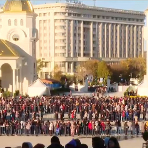 Oamenii stau ore întregi la coadă pentru a vizita Catedrala Mântuirii Neamului