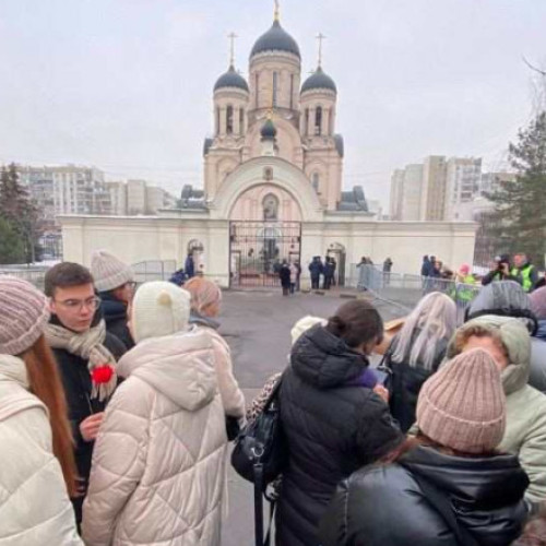 Rusii s-au adunat deja pentru inmormantarea lui Navalnîi in ciuda tensiunilor politice crescute. Detalii despre funeralii si emotiile admiratorilor disidentului.