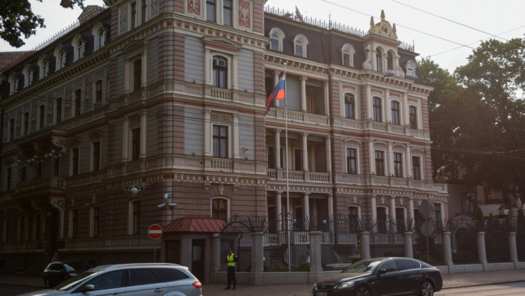 Poliţia letonă va verifica legalitatea alegătorilor ruşi care votează la ambasada din Riga