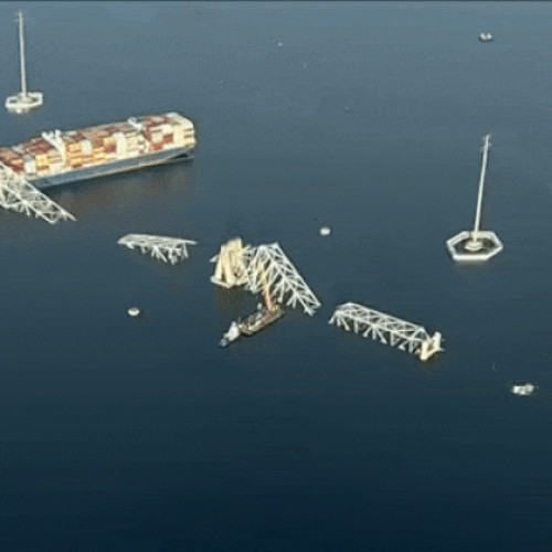 Macaraua uriasa ajunge in Baltimore pentru curatarea podului colapsat. Autoritatile se concentreaza pe eforturile de gasire a cadavrelor si ridicarea navei blocatate sub resturile podului. Echipa de interventie evaluate deja daunele si operațiunea va începe sâmbătă dimineața.