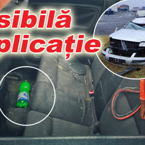 Șoferul a părăsit locul accidentului - un VW Passat a fost distrus într-un rond de pe str. Frăsinet. S-a găsit o posibilă explicație într-o imagine: o sticlă de bere golă pe podea. Poliția din Buzău îl caută pe șofer pentru prelevarea de probe biologice. Cei doi pasageri au fost aduși la spital.
