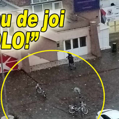 Scrise de un cititor: "Gest frumos al unui buzoian în fața hotelului B90. Bicicletele lăsate "trântite" pe jos de copii au fost ridicate și duse în stație.