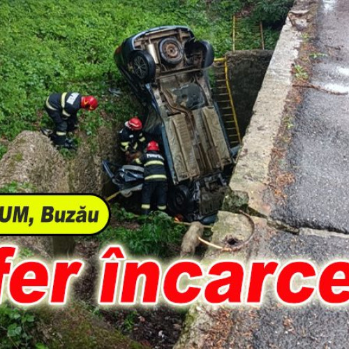 Autoturism răsturnat în afara drumului