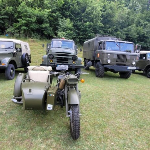 Evenimentul Retro Aplicatia Militara RAMBU 2 va aduce pasiunea pentru masini retro la Poiana Pinului