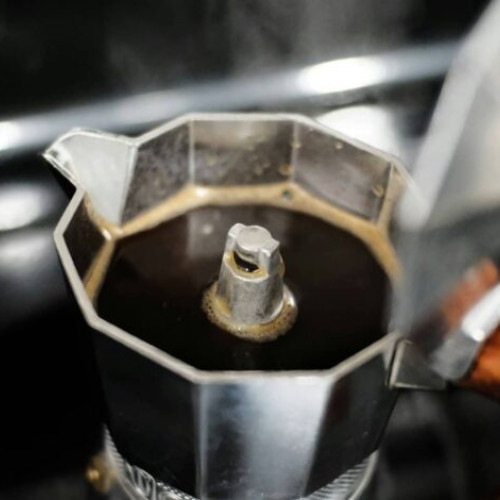 Cum să prepari o cafea delicioasă la moka pot? Secretele din spatele unei băuturi ca la cafenea